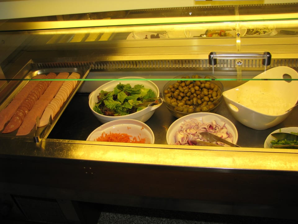 Tsatsiki und Salat zum Mittagessen Hotel Kampos Village Resort