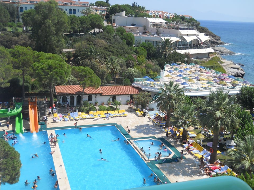 Widok z balkonu na basen Hotel Grand Efe