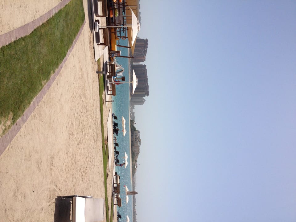 Sauberer Strand mit genug Liegen Rixos The Palm Hotel & Suites
