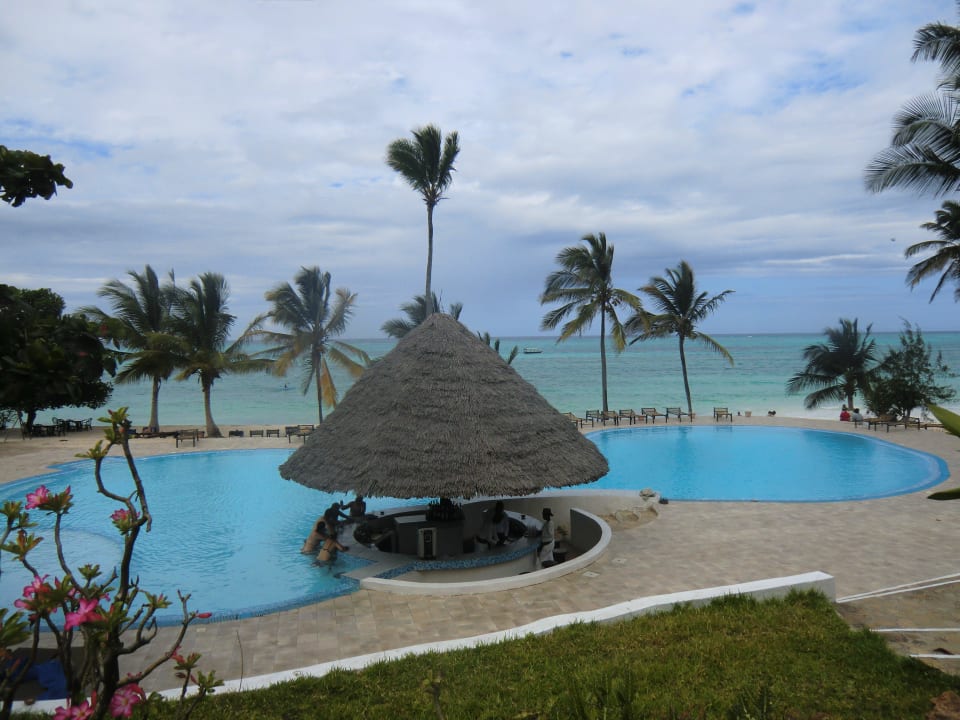 Pool mit Baar und Meerblick Karafuu Beach Resort & Spa