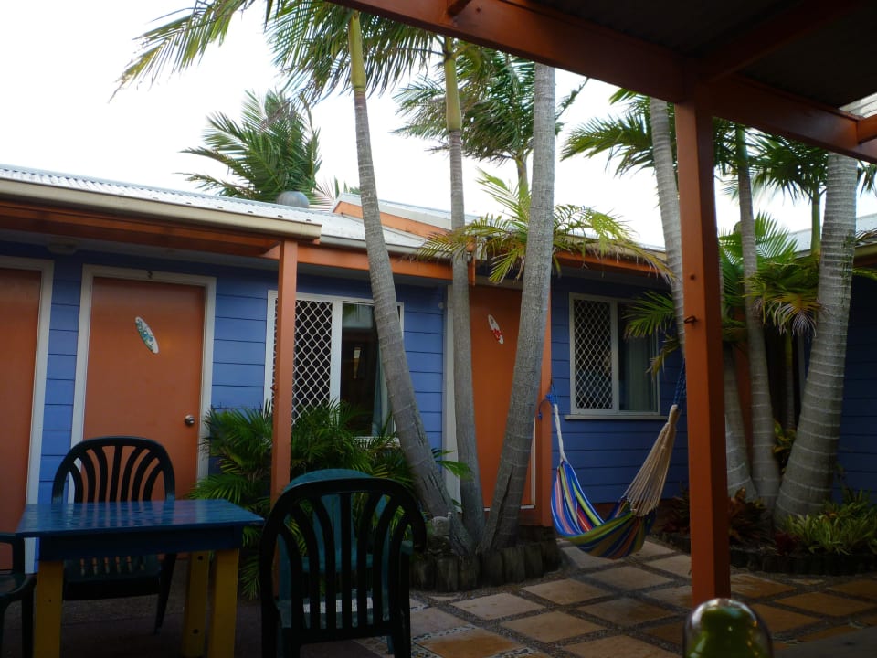 Bunter Innenhof Hostel Ozzie Pozzie Backpackers