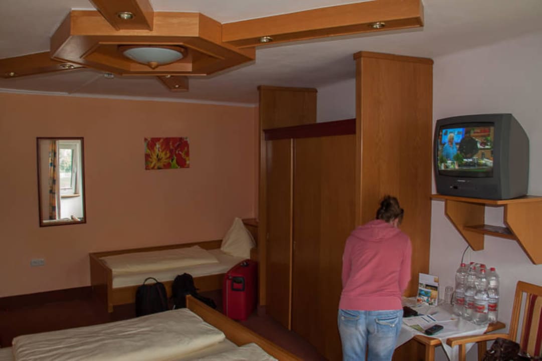 Alte Möbel, durchgelegene Matratzen Riverresort Donauschlinge