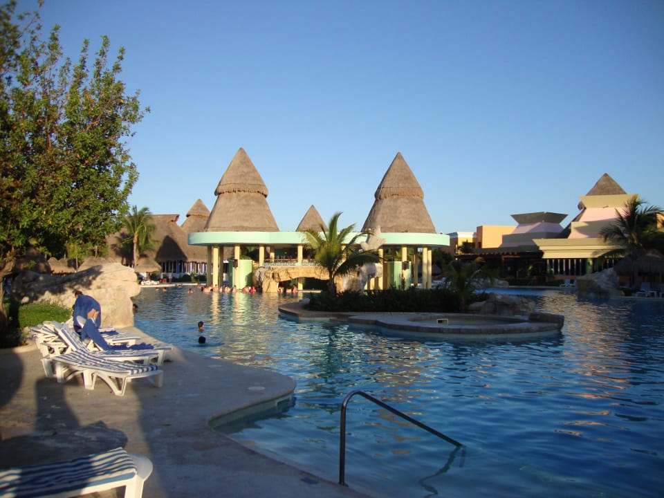 Poolbar im Hintergrund Iberostar Selection Paraiso Maya Suites