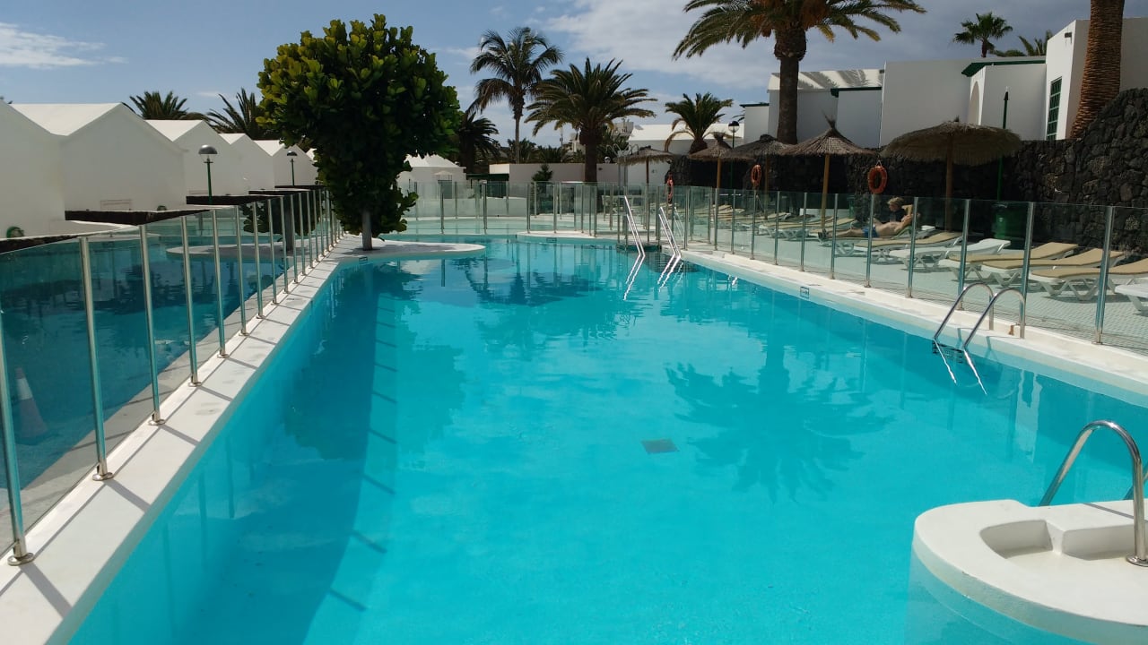 Pool Apartamentos LIVVO Las Gaviotas