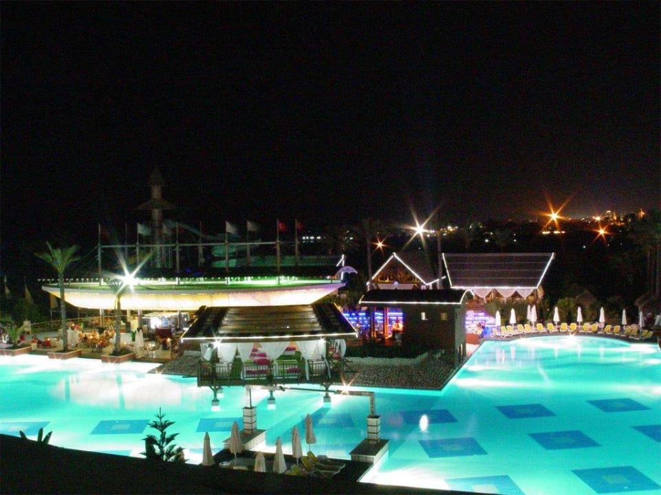 Poolanlage bei Nacht vom Zimmer aus Hotel Delphin Diva