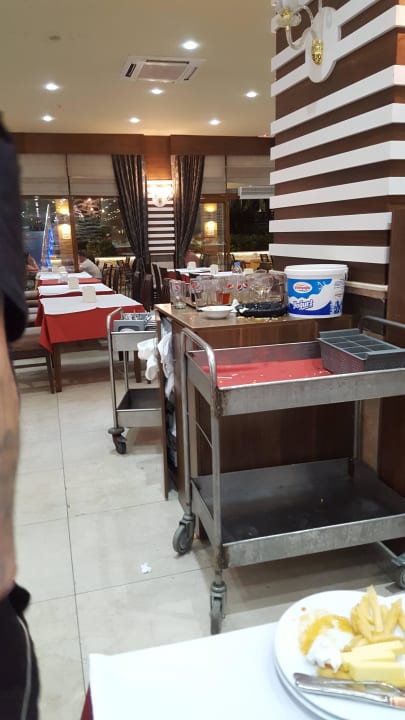 Kein Besteck auf den Tischen Hane Family Resort