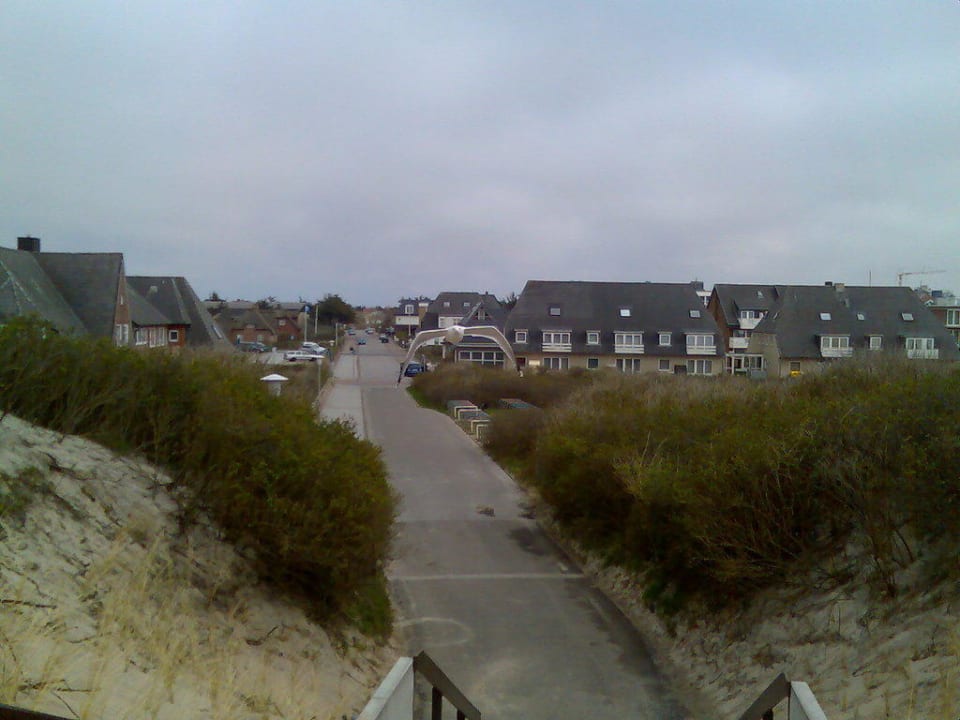 Straße von den Dünen zum Hotel Lindner Hotel Sylt