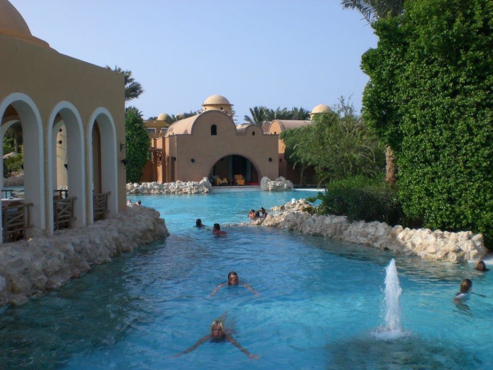 Pool- & Gartenanlage & Restaurant (links) Grand Makadi