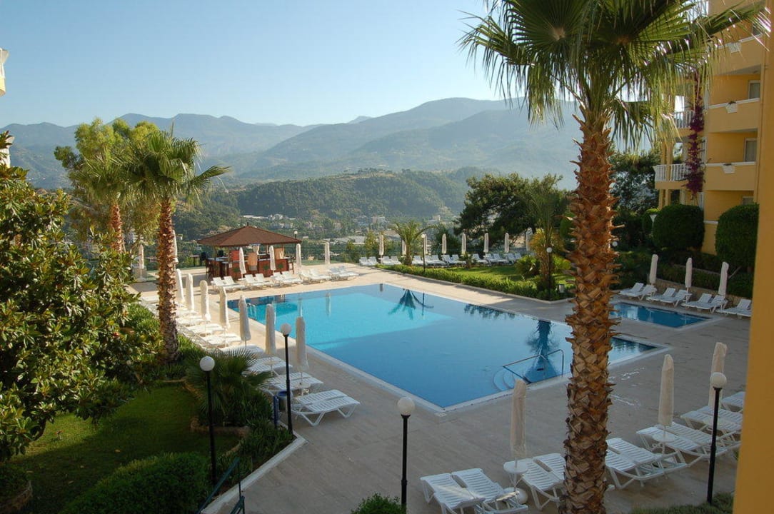 Blick vom Zimmer auf einen der Pools Hotel Club Paradiso