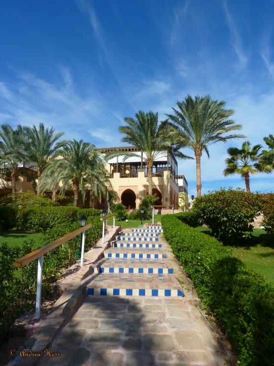 Weg vom Strand zum Restaurant Steigenberger Coraya Beach - Adults only