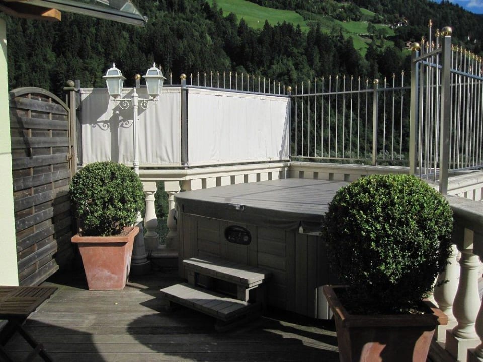 Dachterrasse mit eigenem Whirlpool Quellenhof Luxury Resort Passeier