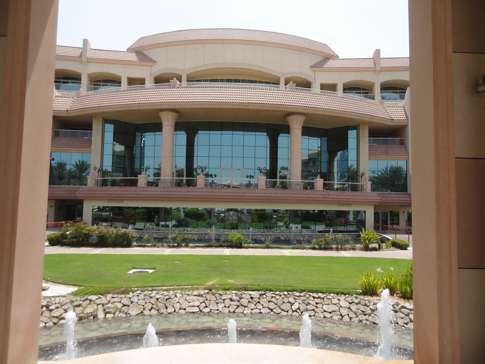 Blick vom Pool auf Hotel Al Raha Beach Resort & Spa