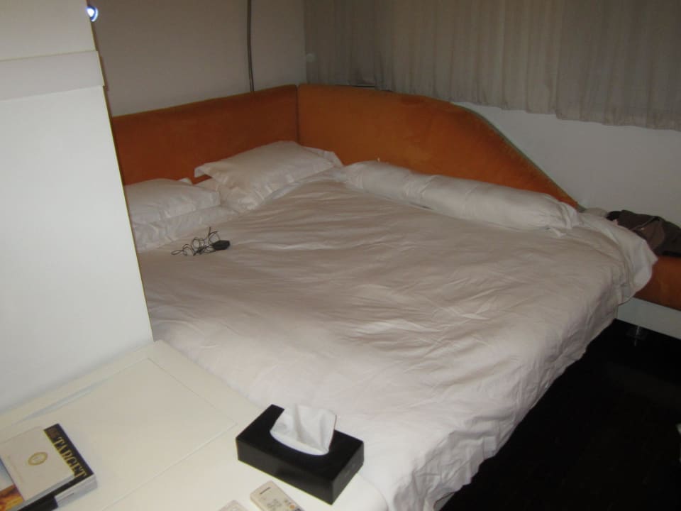 Man muss vom Fußende aufs Bett krabbeln Hotel The Emperor