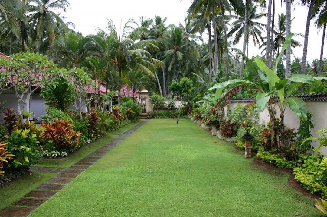 Der hintere Teil des Gartens von Nusa Indah Nusa Indah Bungalows & Villa