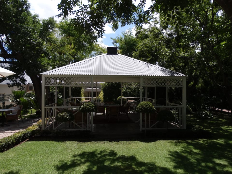 Frühstücksbereich im garten Hotel Rosenhof Country House