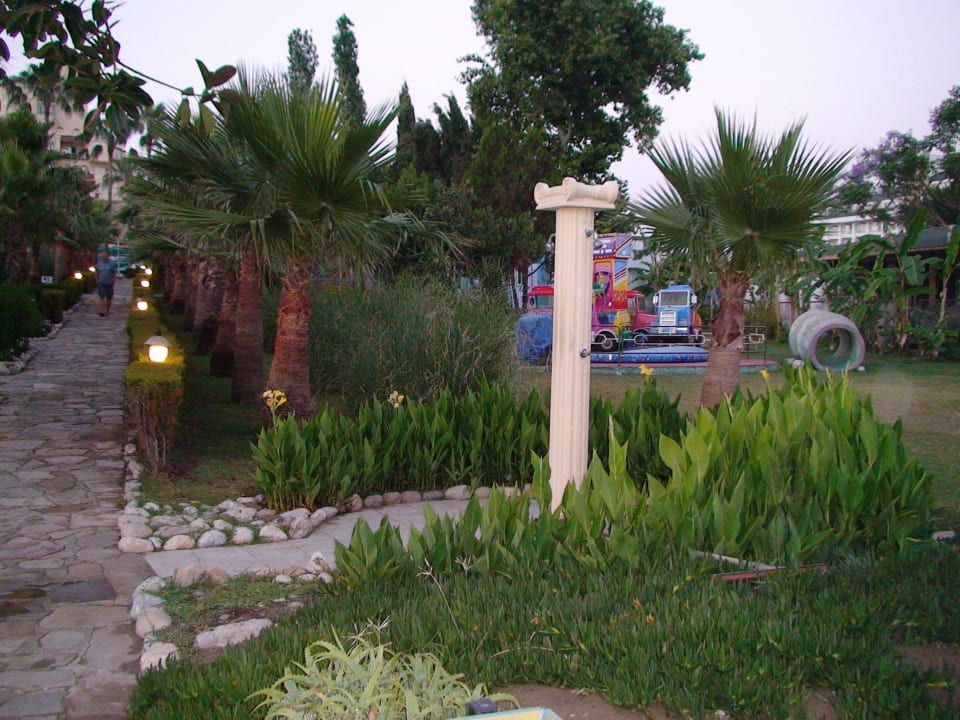 Weg zum Strand Iz Flower Side Beach Hotel