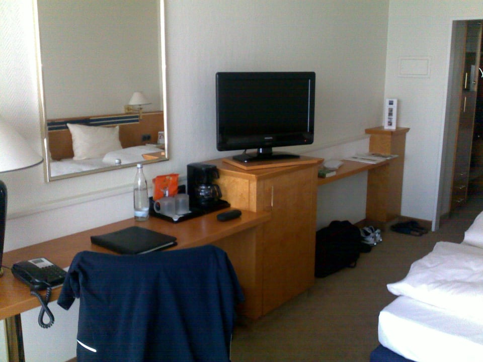 Schreibtisch / Fernseher Fletcher Hotel-Restaurant Arnsberg-Sauerland