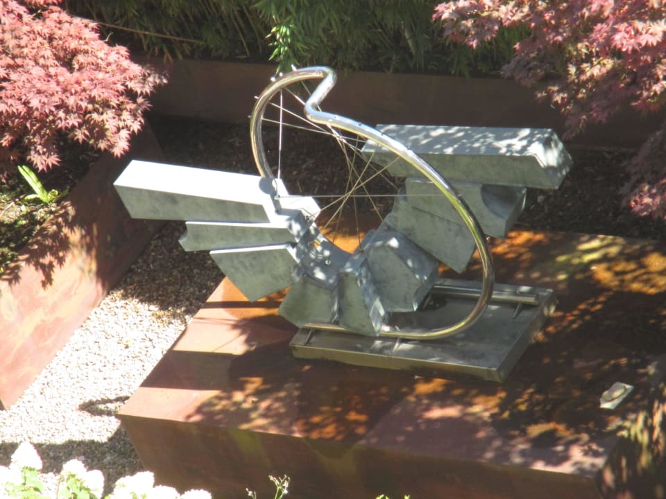 Escultura en el jardín  Hotel Santemar