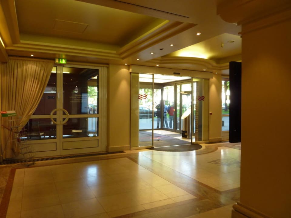 Blick zum Hotelausgang Crowne Plaza ® Hamburg - City Alster