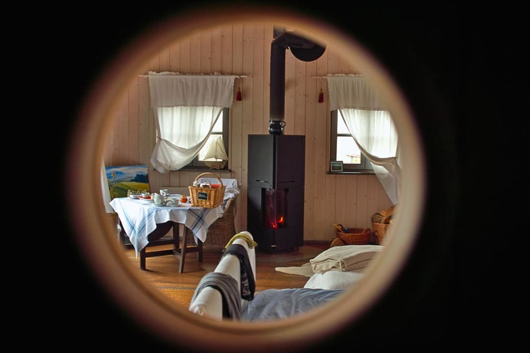 Blick durch das Bullauge in das Bootshaus Hofgut Hafnerleiten