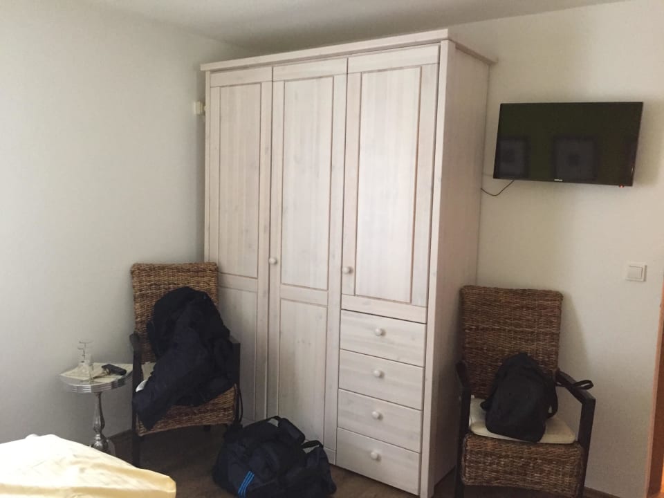Schrank Zimmer Landhotel Steffen