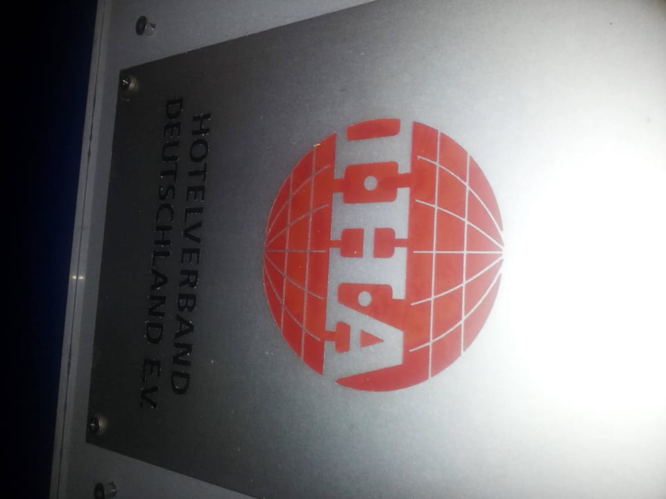 Auszeichnungen am Eingang Best Western Plus Palatin Kongresshotel