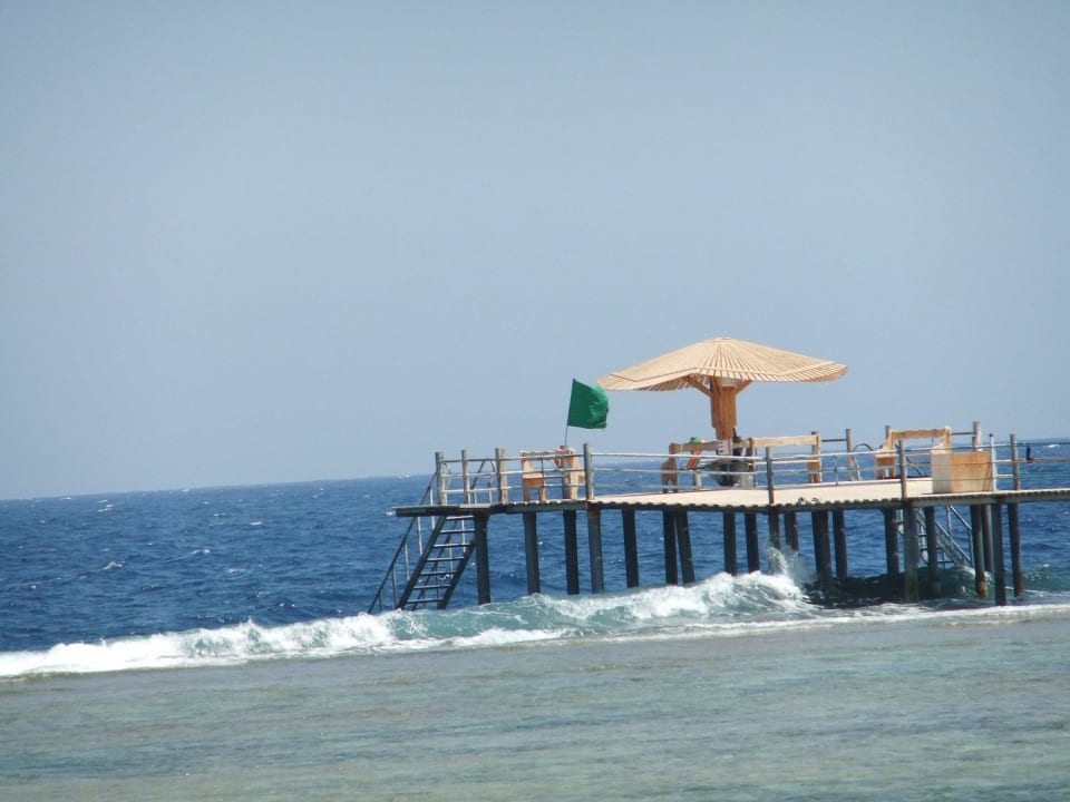 Steg mit supernetten Lifeguard Melat Three Corners Happy Life Beach Resort