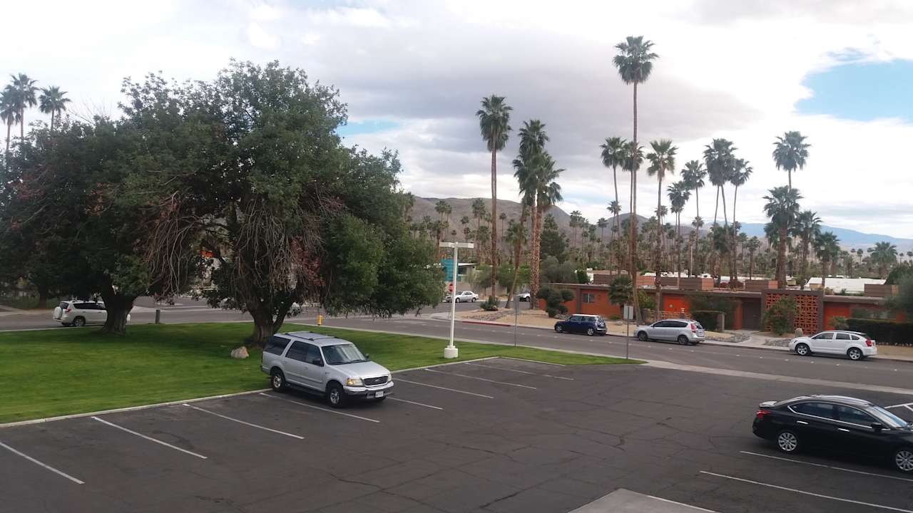 Ausblick auf Parkplatz u Zufahrt zur Stadt Motel 6 Palm Springs East - East Palm Canyon
