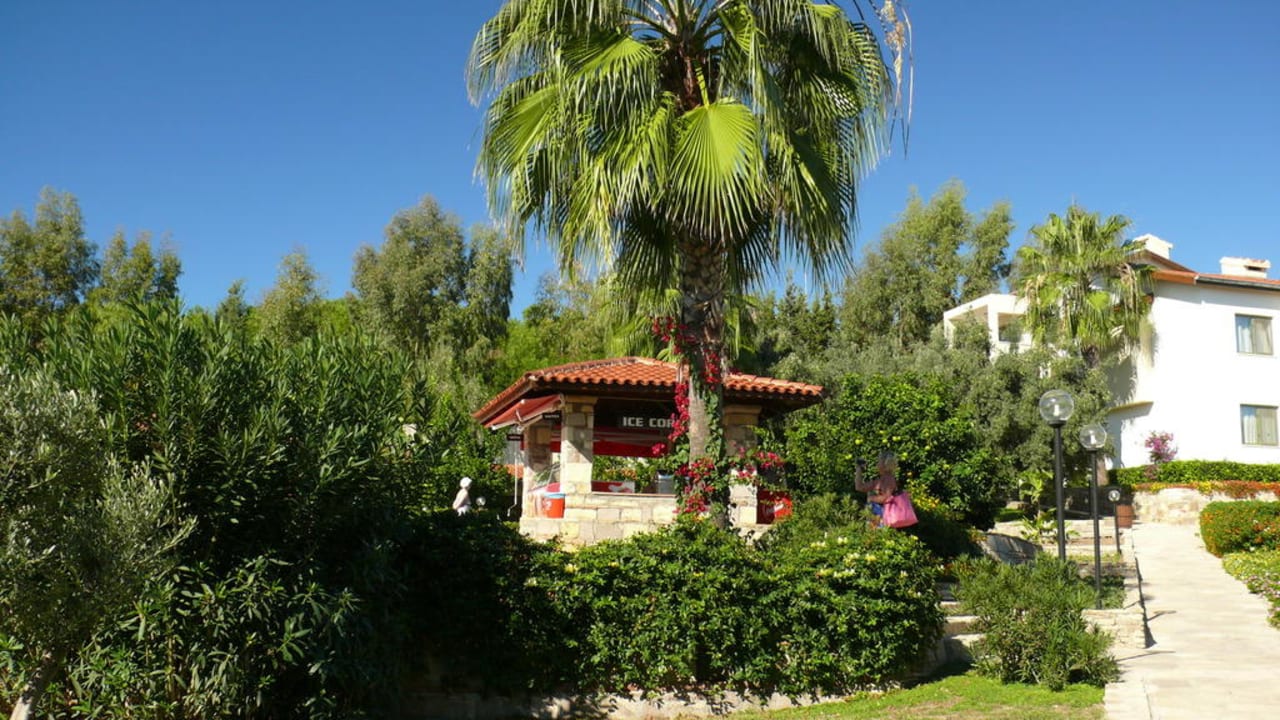 Blick zum Eis- und Crepesstand Arum Barut Collection