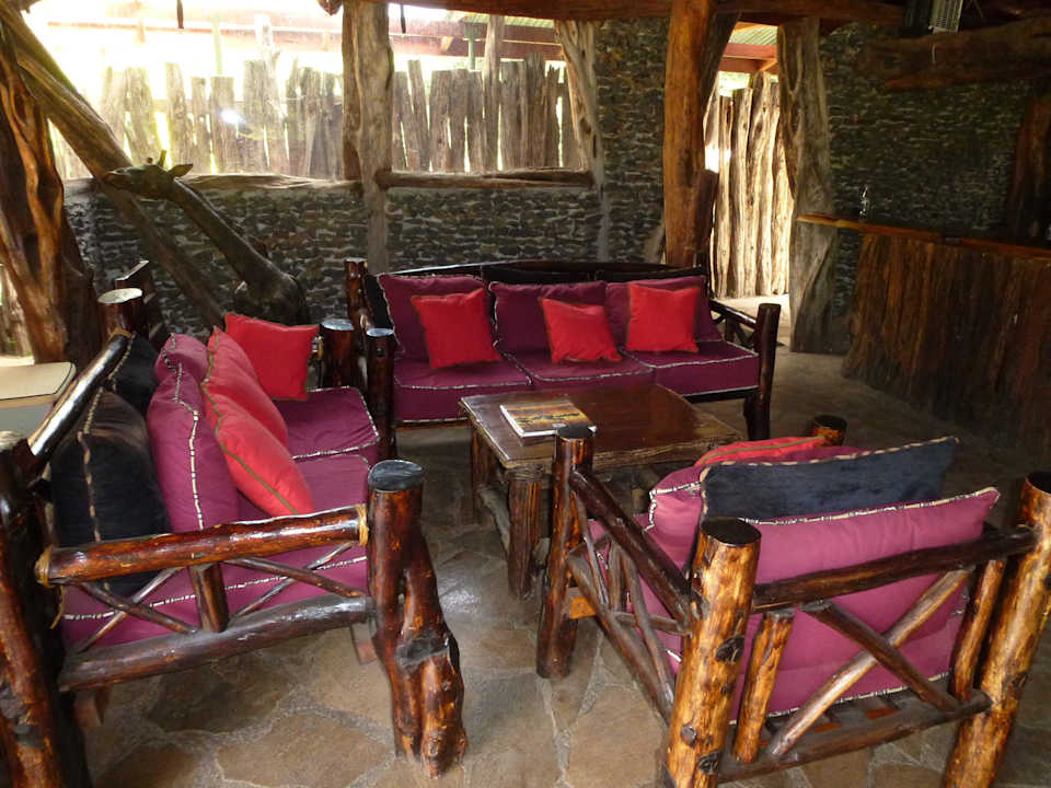 Sitzecke in der Bar Royal Mara Safari Lodge