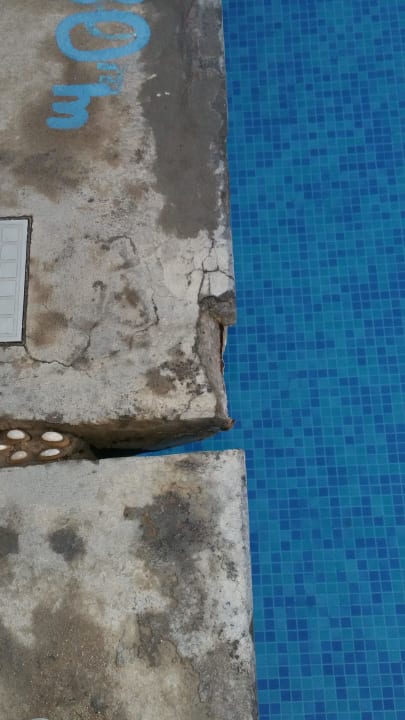 Heraus gebrochener bröckeliger Beton  alltoura Club Hotel Porto Angeli Beach Resort