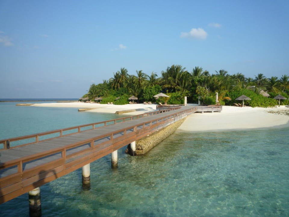 Blick auf die Insel von den Water Bungalows Baros Maldives Resort