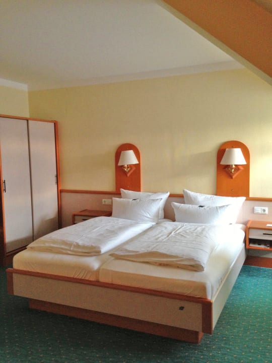 Blick aufs Bett Hotel DER LINDENHOF