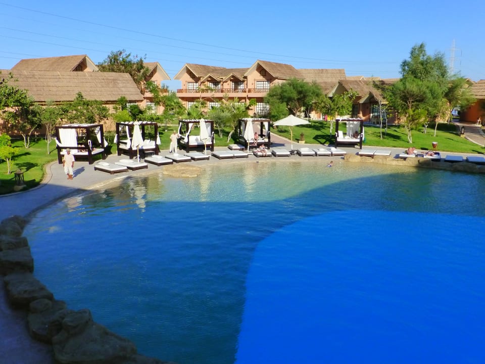 Ausblick auf die Liegen Pickalbatros Jungle Aqua Park Resort - Neverland Hurghada