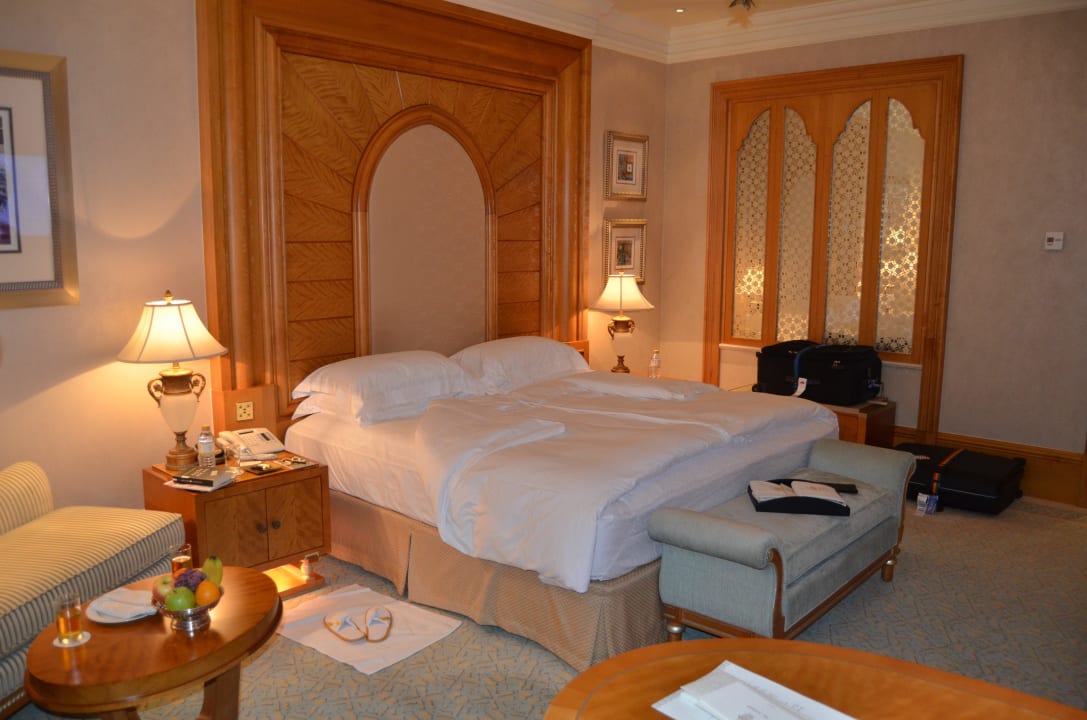 Bett und Blick auf Badezimmerfenster Emirates Palace Mandarin Oriental