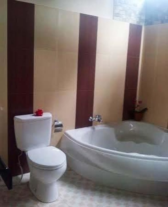 Deluxe Bath room Uma Dewi Guest House