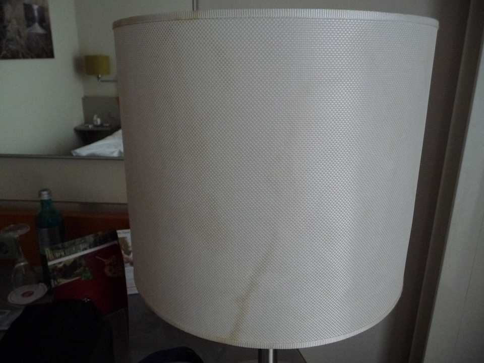 Vergilbter Lampenschirm H+ Hotel Köln Hürth