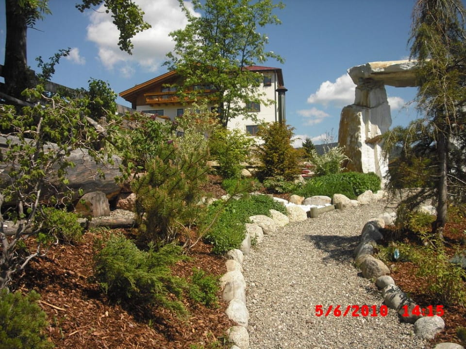 Weg zur Kneipanlage Hotel Chalet Mirabell