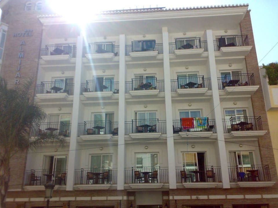 Von der anderen Strassenseite Hotel Almijara