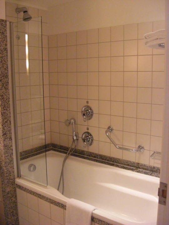 Badezimmer mit Wanne Hilton Munich Airport