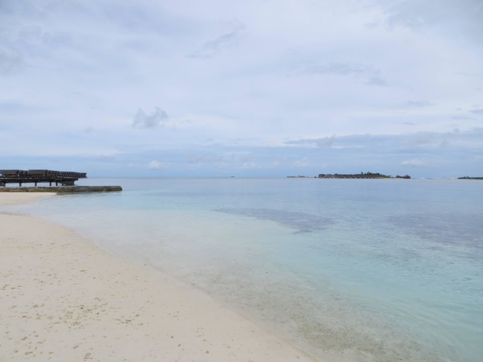 Spaziergang am Strand und den Beachvillen Adaaran Select Hudhuran Fushi - Premium All Inclusive