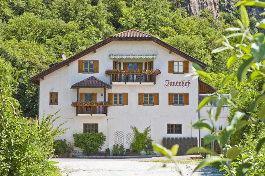 Haus mit Ferienwohnungen  Ferienwohnungen Innerhof