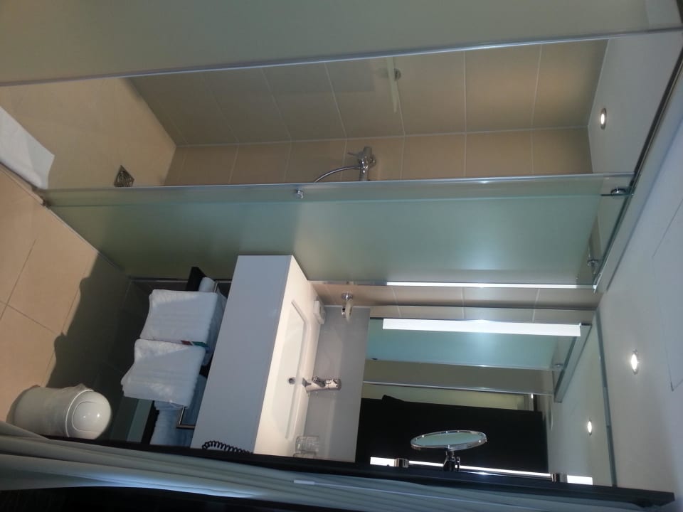 Dusche und Waschbecken Park Inn by Radisson Berlin Alexanderplatz