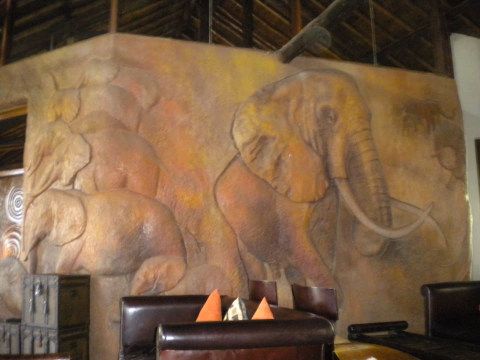 Elefantenrelief Ol Tukai Lodge