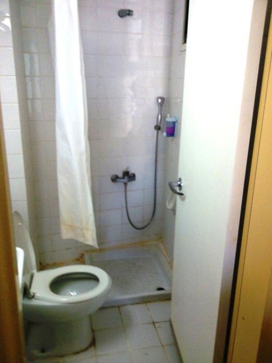 Blick in das schmutzige Badezimmer Hotel Kalif