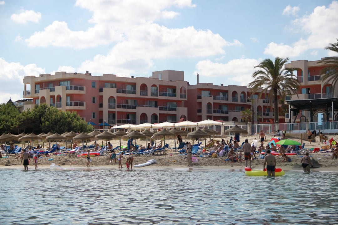 Blick vom Wasser auf das Hotel Grupotel Alcudia Pins