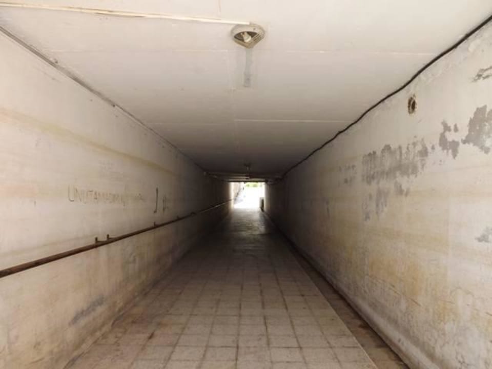 Rechter Durchgang zum Strand Şevki Bey Hotel