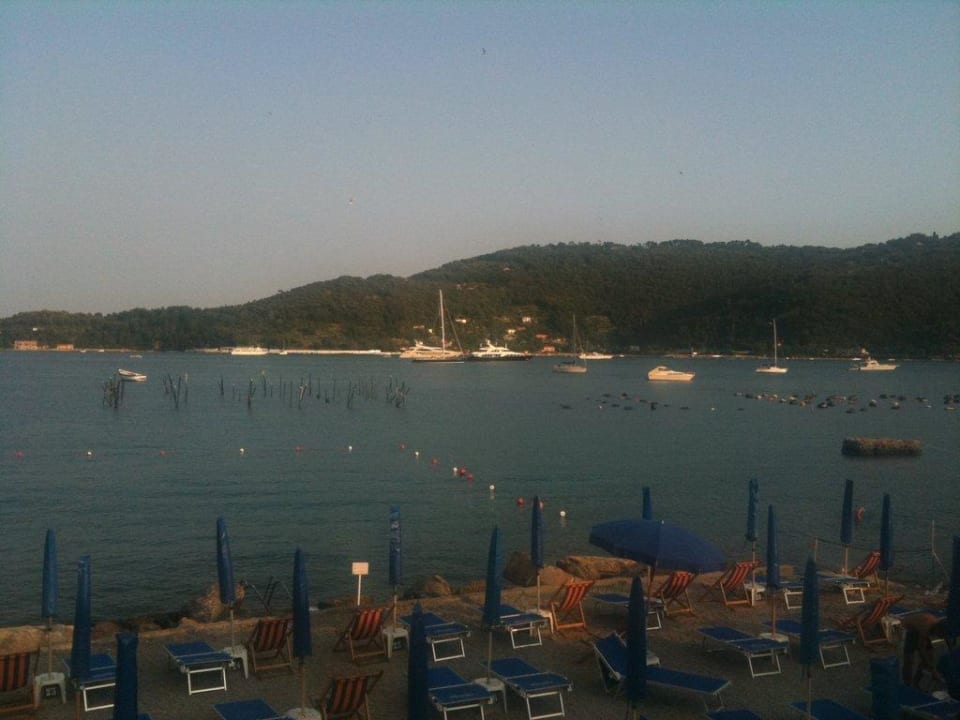Blick vom Pool auf den Strand Hotel Royal Sporting