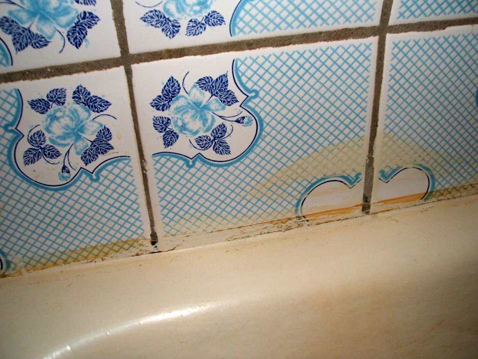 Rand der bBadewann von Zimmer 7011 AZIMUT Hotel St. Petersburg