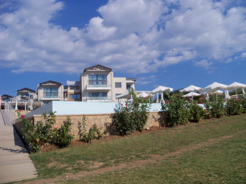 Hotelanlage vom Pool aus Istion Club & Spa